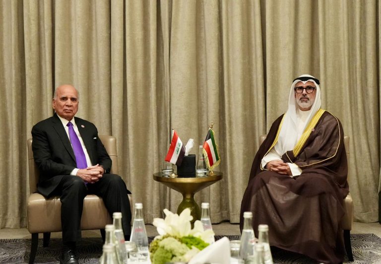 وزير الخارجية ونظيره الكويتي يؤكدان أهمية تعزيز العلاقات الثنائية ودعم أمن واستقرار المنطقة